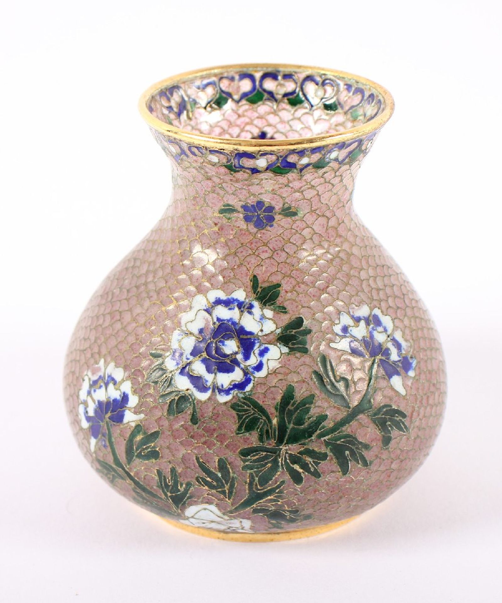 KLEINE PLIQUE-À-JOUR-VASE, Wandung und Boden mit Blüten im farbigem Fensteremail, H 10, CHINA, 20. - Image 2 of 3