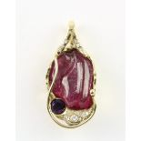 ANHÄNGER, 585/ooo Gelbgold, geschnitzter, pinker Turmalin von ca. 39,3 ct. sowie ein Amethyst von