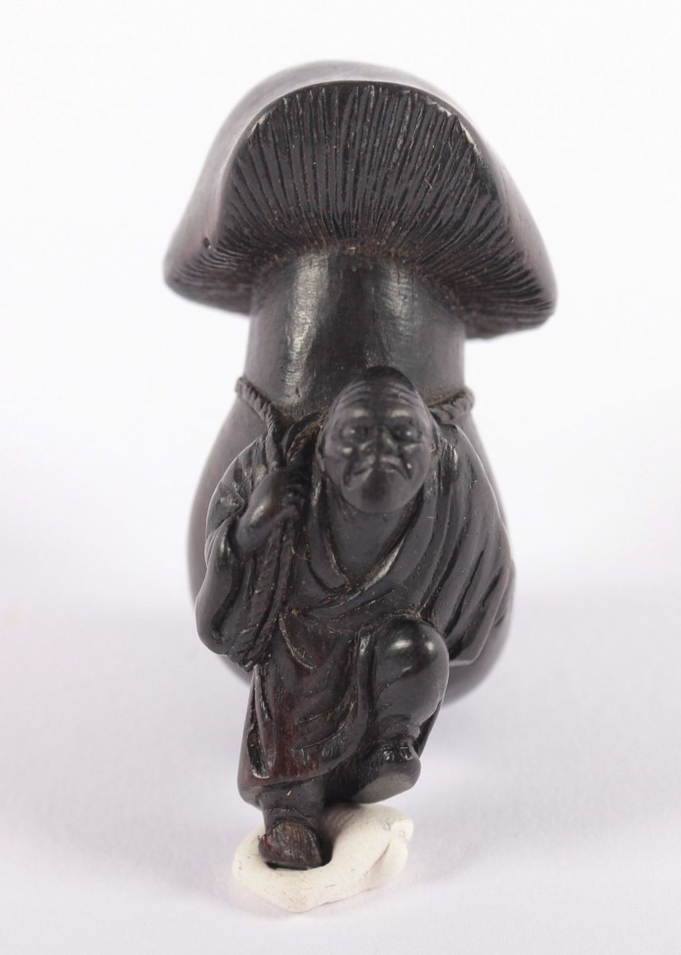 NETSUKE MANN MIT PILZ, schwarzes Holz, ein Mann hat einen riesigen Pilz in phallischer Form auf - Bild 3 aus 6