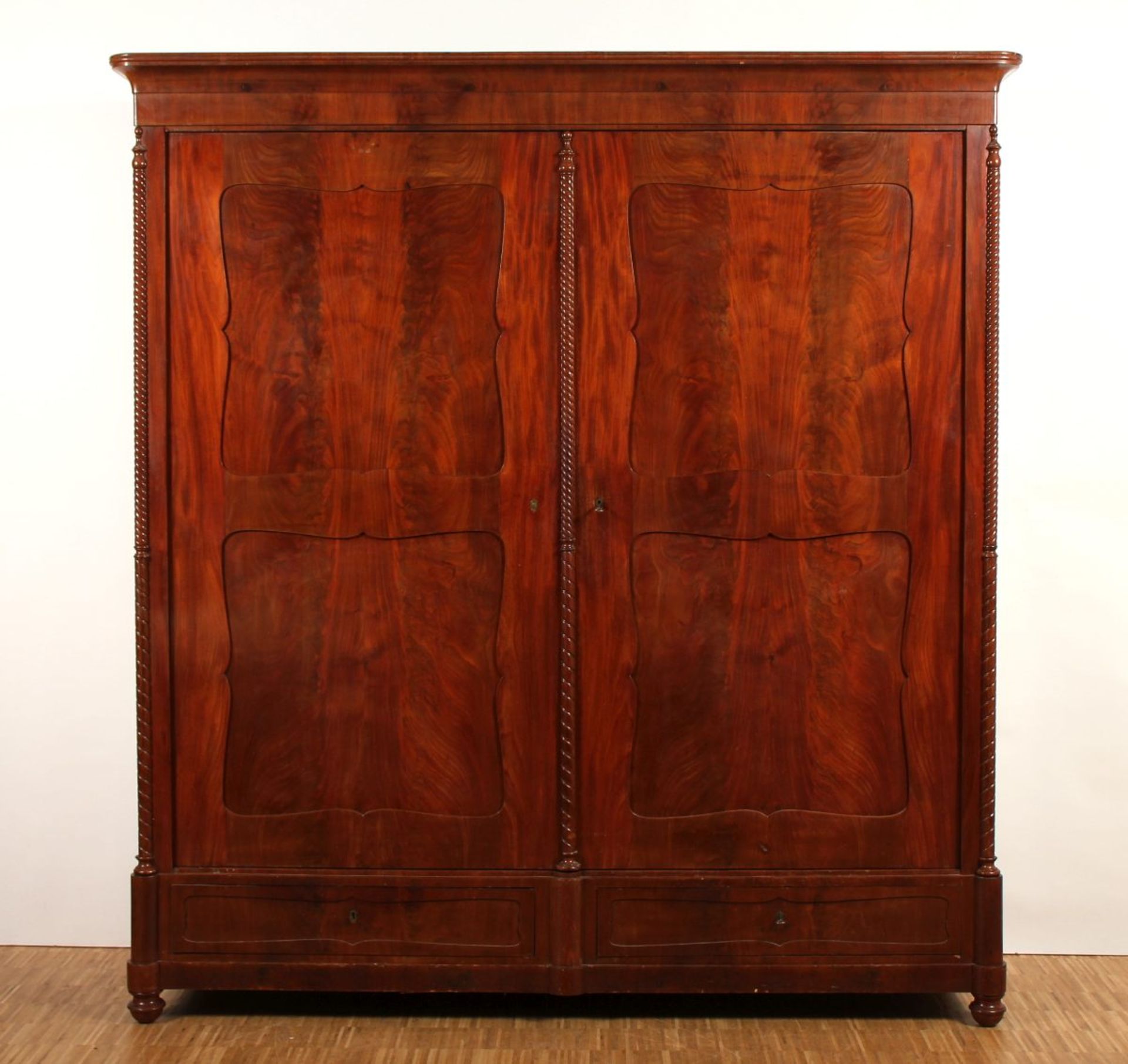 GROSSER SPÄTBIEDERMEIER-SCHRANK, Mahagoni, zweitüriger und zweischübiger Korpus, besch., H 228, B