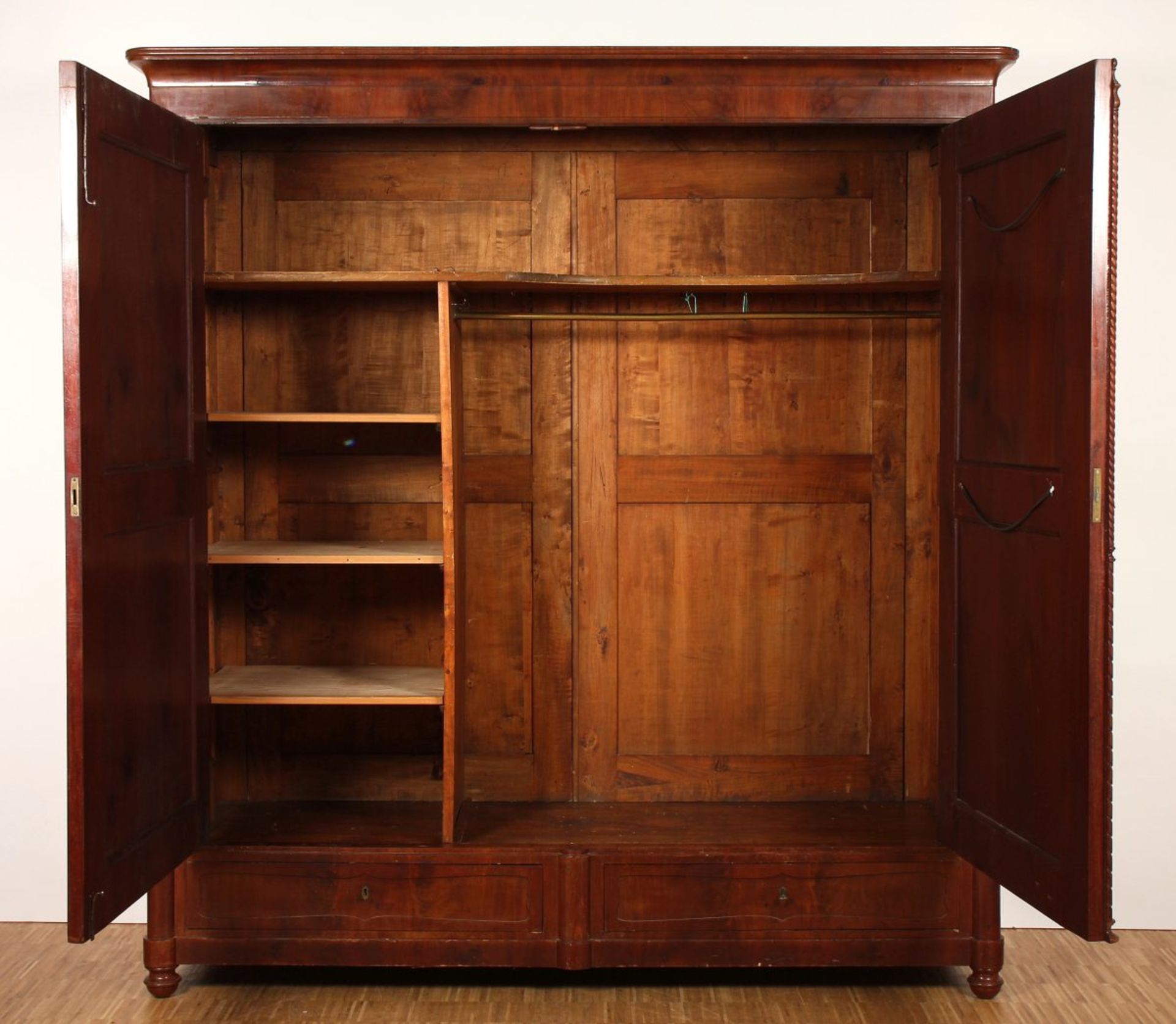 GROSSER SPÄTBIEDERMEIER-SCHRANK, Mahagoni, zweitüriger und zweischübiger Korpus, besch., H 228, B - Image 3 of 4