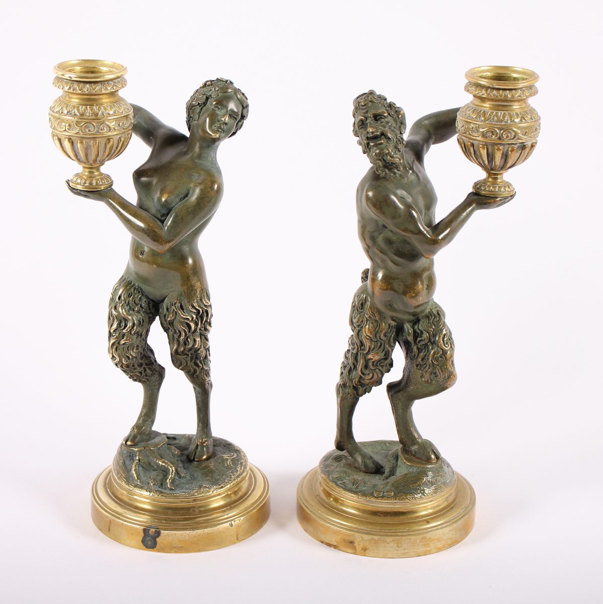 PAAR FIGÜRLICHE LEUCHTER, in Form eines Satyrpaares, Bronze, grünlich patiniert, H 22, FRANKREICH,