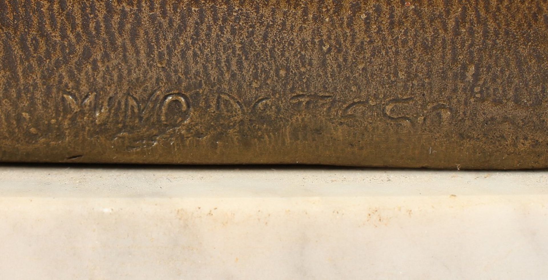 BÜSTE EINER JUNGEN FRAU, Bronze, mit Marmorsockel, H 21,5, verso unleserlich signiert, um 1900 - Bild 4 aus 4