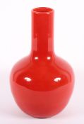 VASE, farbloses Glas, rot hinterfangen, H 27, am Boden sign., wohl ITALIEN, M.20.Jh.