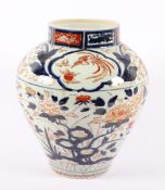 IMARI-VASE, Porzellan, in Unterglasurblau, Eisenrot und Gold dekoriert, H 31, ber., JAPAN, Meiji