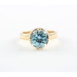 DAMENRING, 585/ooo Roségold, besetzt mit einem Blautopas von ca. 4,51 ct., RG 55, 7,48g