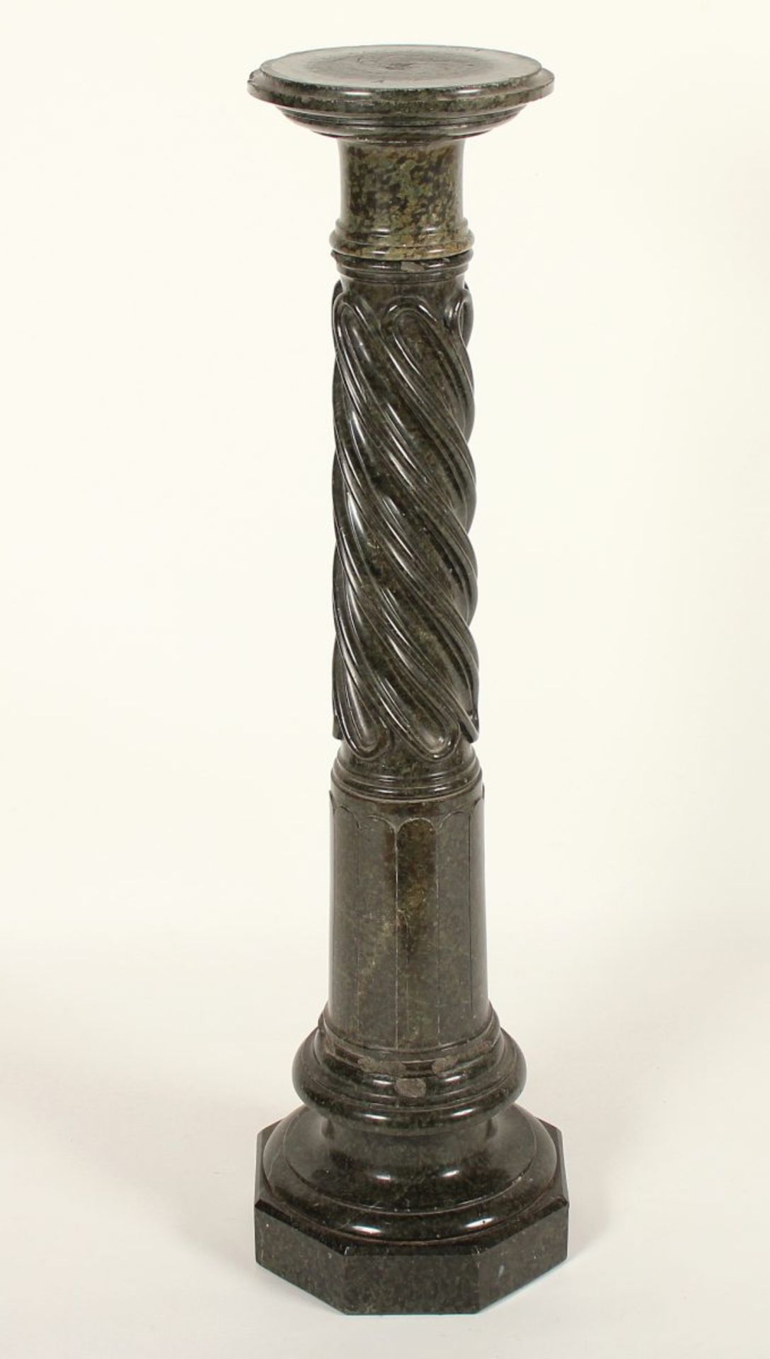 SÄULE, Serpentin, mit drehbarer Plinthe (Höhe 110 cm), leicht besch., ZÖBLITZ, um 1900