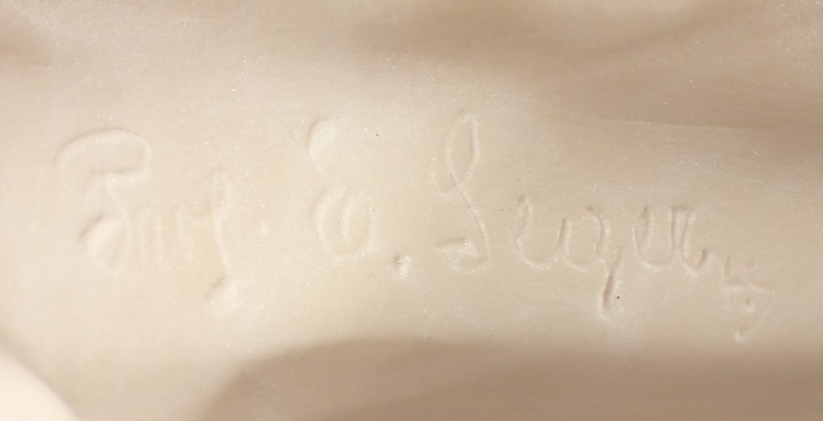 SEGER, Ernst (1868-1939), "Sandalenbinderin", Alabaster, H 31,5, verso signiert, am Steinsockel - Image 8 of 8