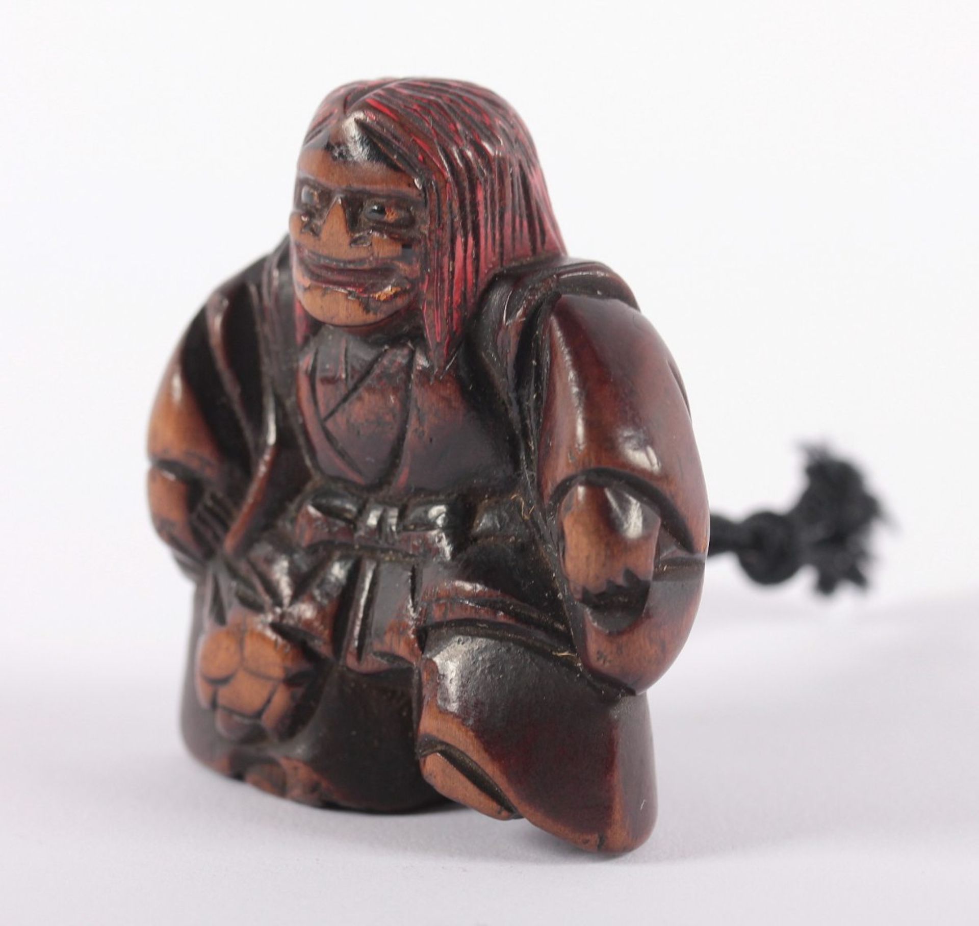 NETSUKE NO-TÄNZER, Buchsbaum, glänzende Patina, Haare rot gefasst, in tänzerischer Pose in der Rolle - Bild 2 aus 4