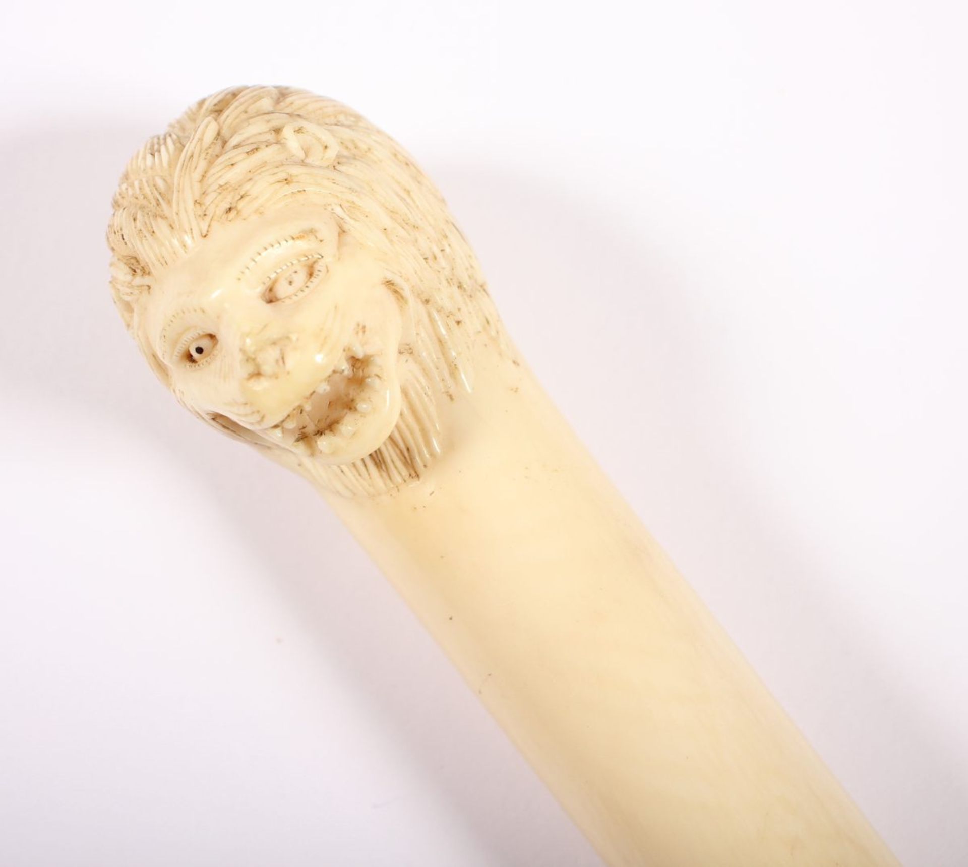 SPAZIERSTOCK, Knauf mit Löwenkopf aus Elfenbein, Schuss aus ebonisiertem Holz, leicht besch, L 88, - Bild 2 aus 2