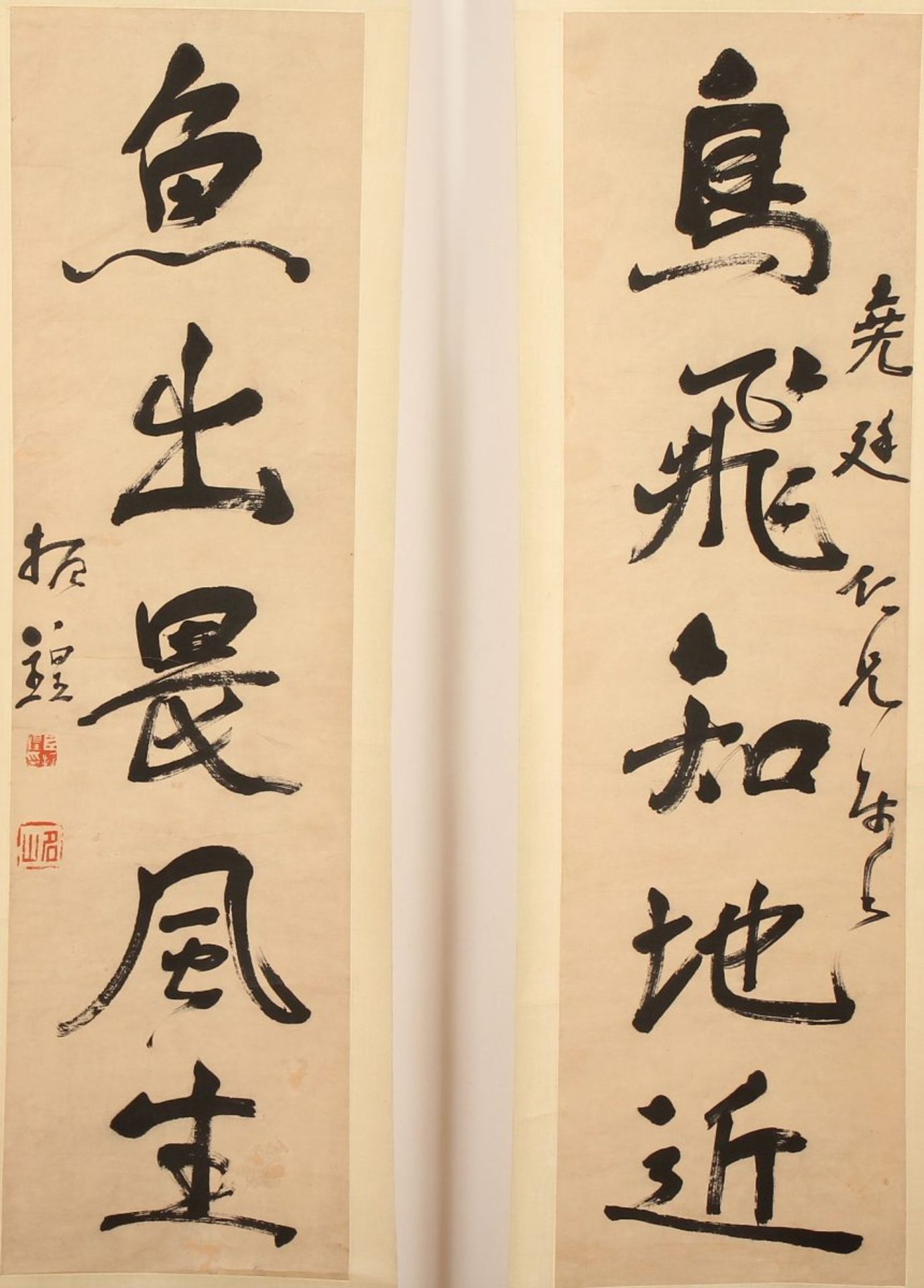 ZWEI ROLLBILDER, Tusche auf Papier, Kalligraphie, eine mit zwei Siegeln, 75 x 21, montiert, CHINA,