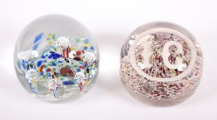 ZWEI PAPERWEIGHTS, farbloses Glas, polychrome Einschmelzungen, Luftblaseneinschlüsse, eines mit