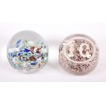 ZWEI PAPERWEIGHTS, farbloses Glas, polychrome Einschmelzungen, Luftblaseneinschlüsse, eines mit