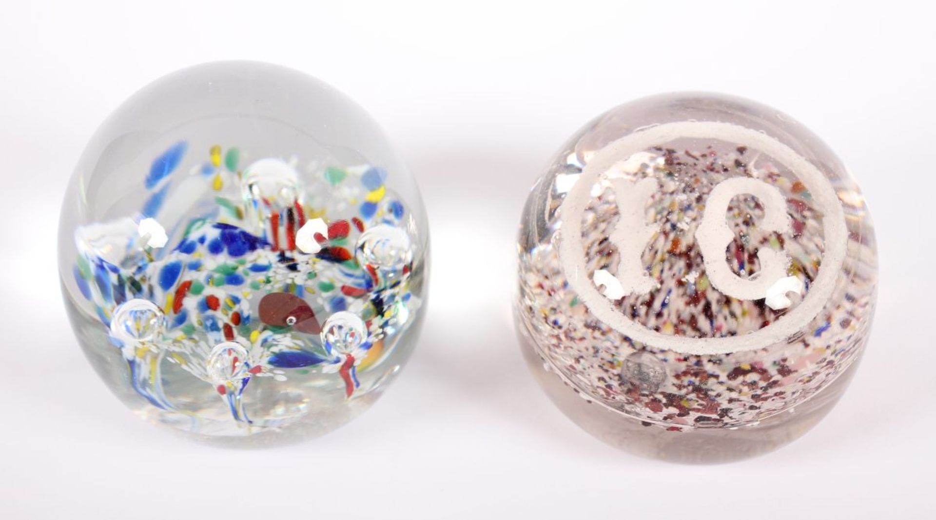 ZWEI PAPERWEIGHTS, farbloses Glas, polychrome Einschmelzungen, Luftblaseneinschlüsse, eines mit