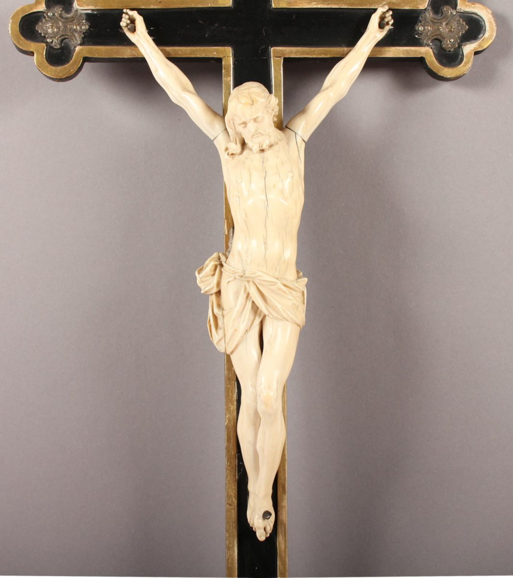 KRUZIFIX, Corpus Christi aus sehr fein geschnitztem Elfenbein (dieser 30,5 x 15,5), Holzkreuz mit - Bild 2 aus 3