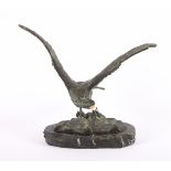 JENSEN, Peter Marius (Frederica *1883), "Adler", Bronze, Schnabel aus Bein, signiert, H 22, Dm 27