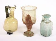 DREI GEFÄSSE, ein Kelchglas und zwei Kannen, Glas, besch. und rest., RÖMISCH, ca.1.-3.Jh.n.Chr.