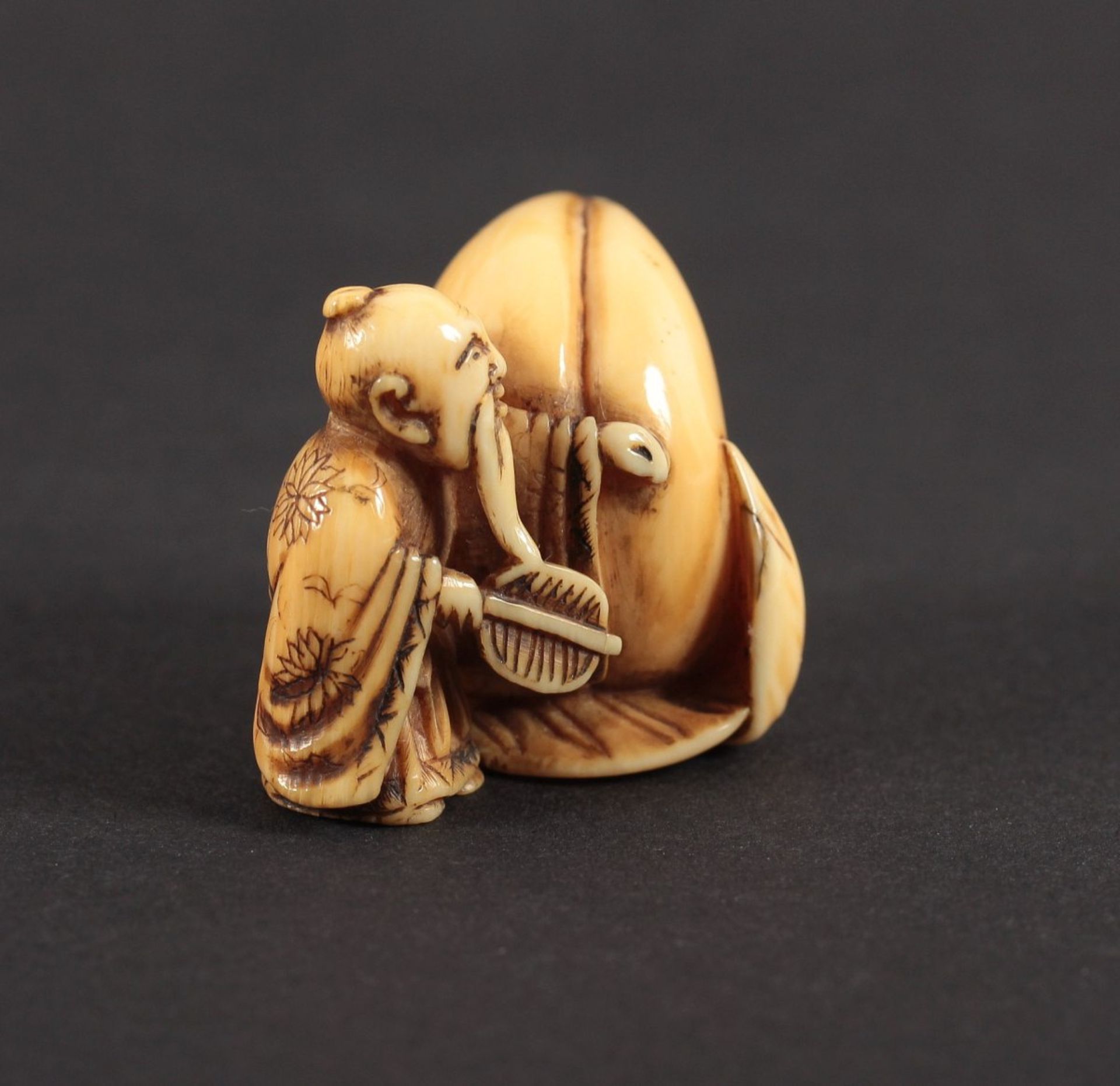 NETSUKE TÔBÔSAKU SENNIN, Elfenbein, schöne, glänzende, goldgelbe Patina, feine Schnitzarbeit, der - Bild 2 aus 4