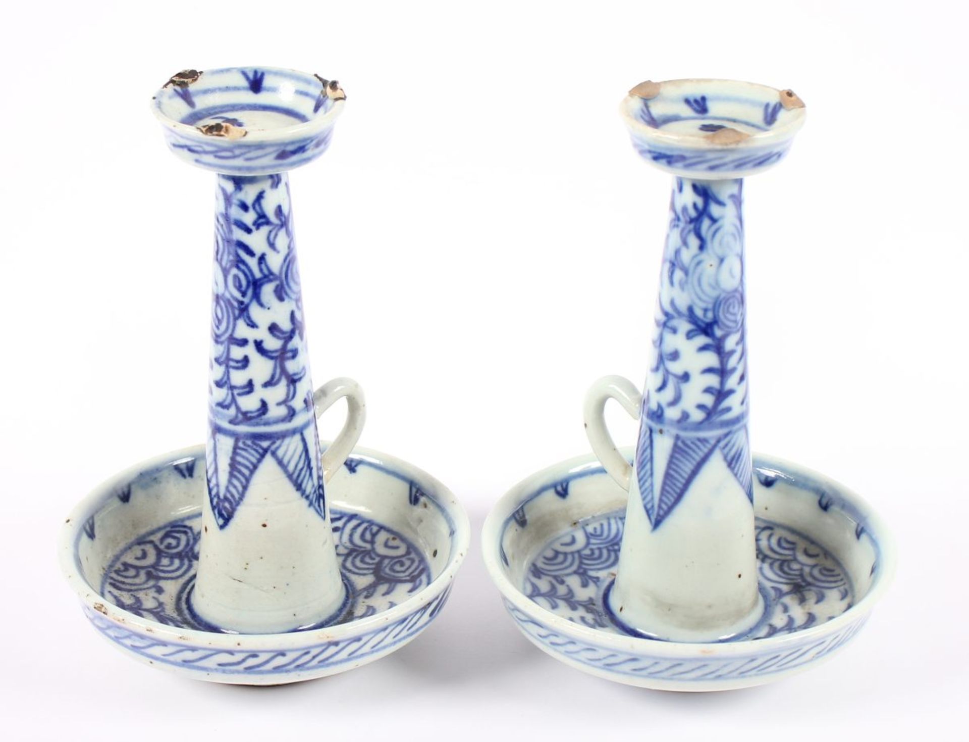PAAR HANDLEUCHTER, Porzellan, in flüchtiger Malweise unterglasurblau dekoriert, H 19, CHINA, 19. - Bild 2 aus 4