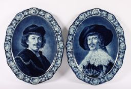 PAAR OVALE FAYENCEPLATTEN, Blaudekor, Portraits nach Rembrandt (Selbstbildnis) und Frans Hals, L