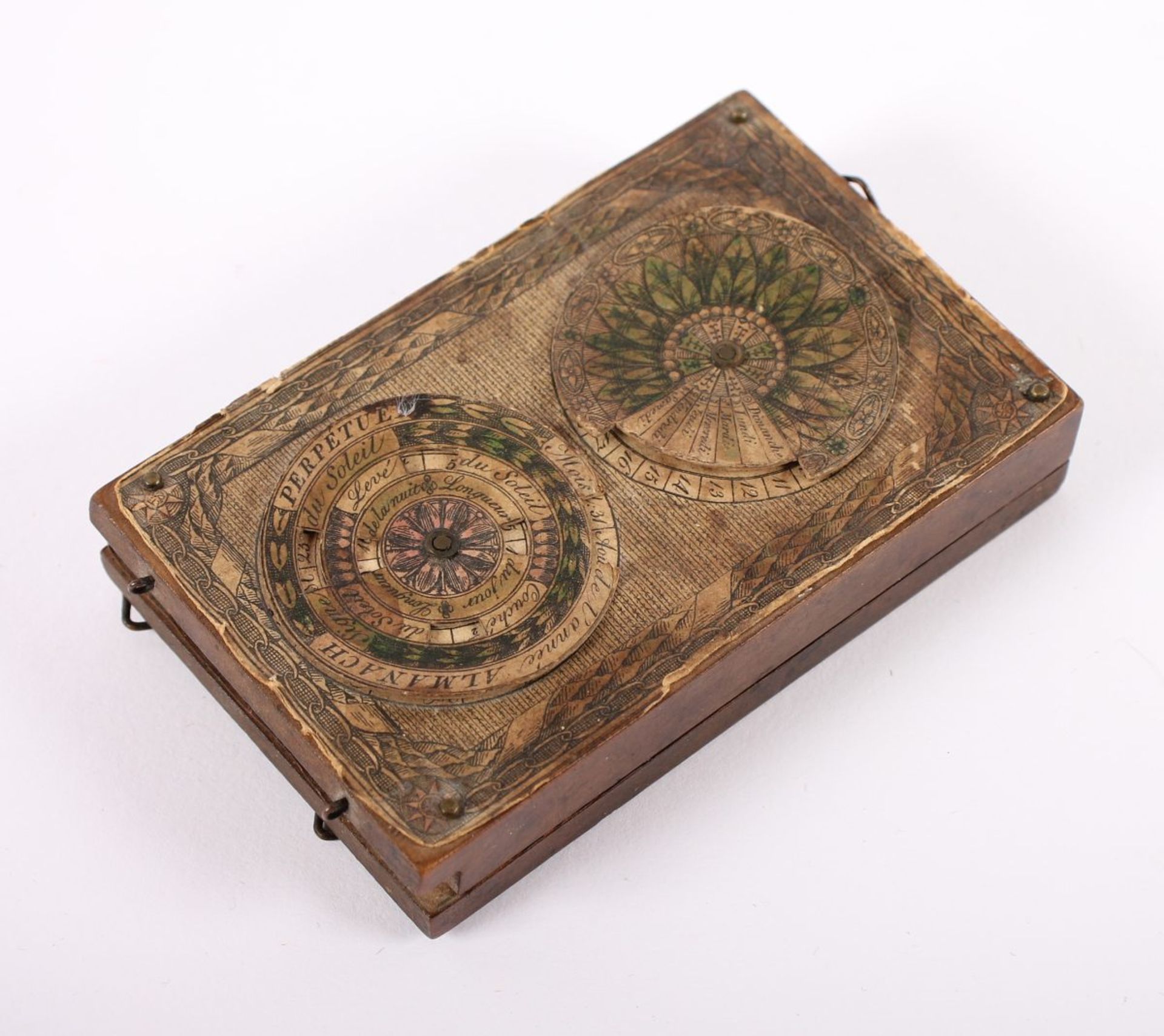 KLAPPSONNENUHR, Obstholz mit kolorierten Kupferstichauflagen, eingelassener Kompass, Fadengnomon - Bild 3 aus 3