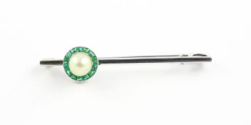 STABNADEL, Platin, besetzt mit einer Perle von ca. 6,00mm Durchmesser, vermutlich Orient, entouriert