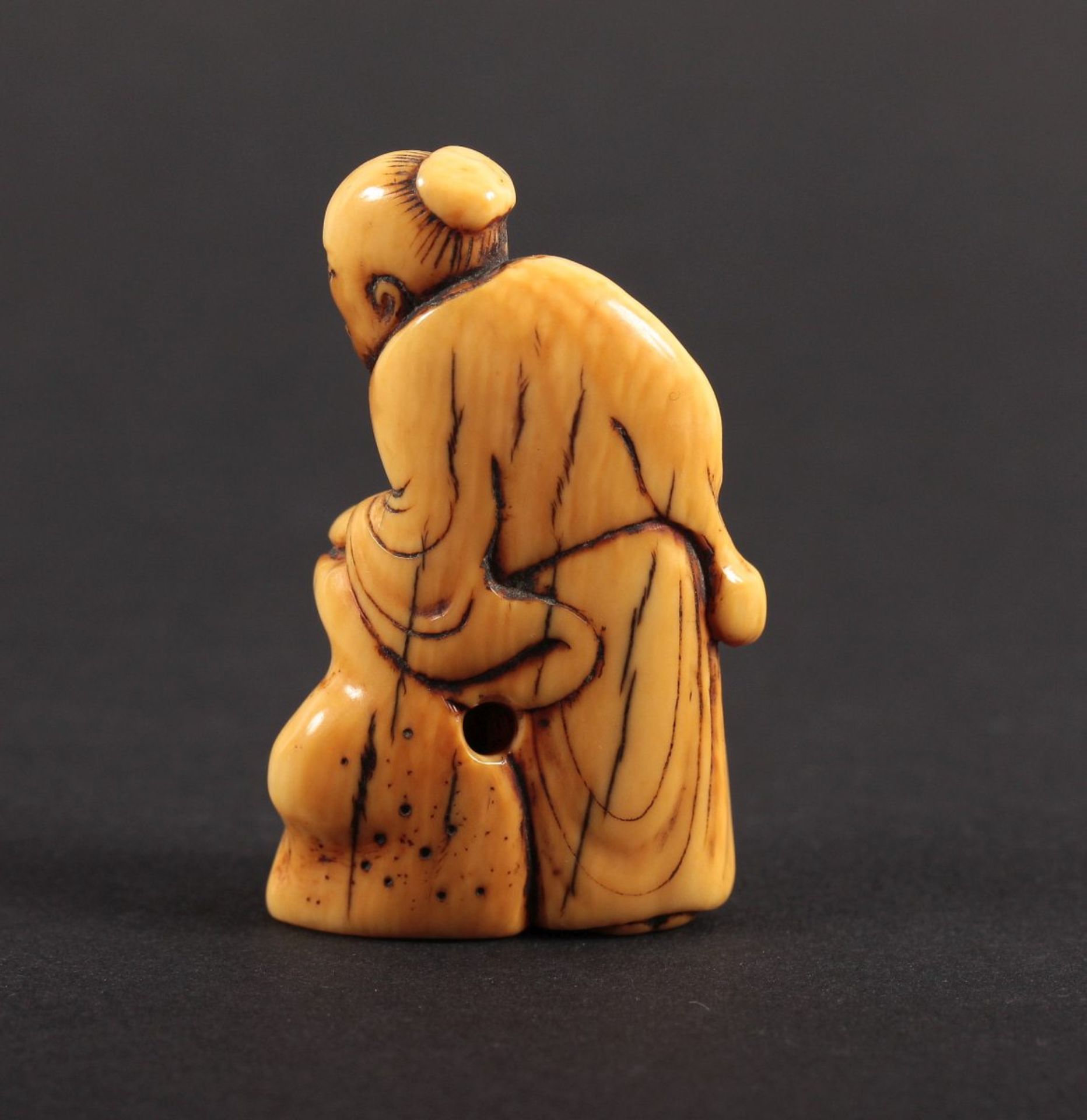 NETSUKE TÔBÔSAKU SENNIN, Walrosszahn, detailreich geschnitzt, schöne, teils goldgelbe Patina, der - Bild 3 aus 4