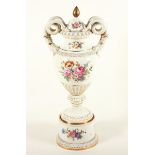 SEHR GROSSE SCHLANGENHENKELVASE, polychrom bemalt, beidseitig Blumenbouquets, Goldstaffage und -rand