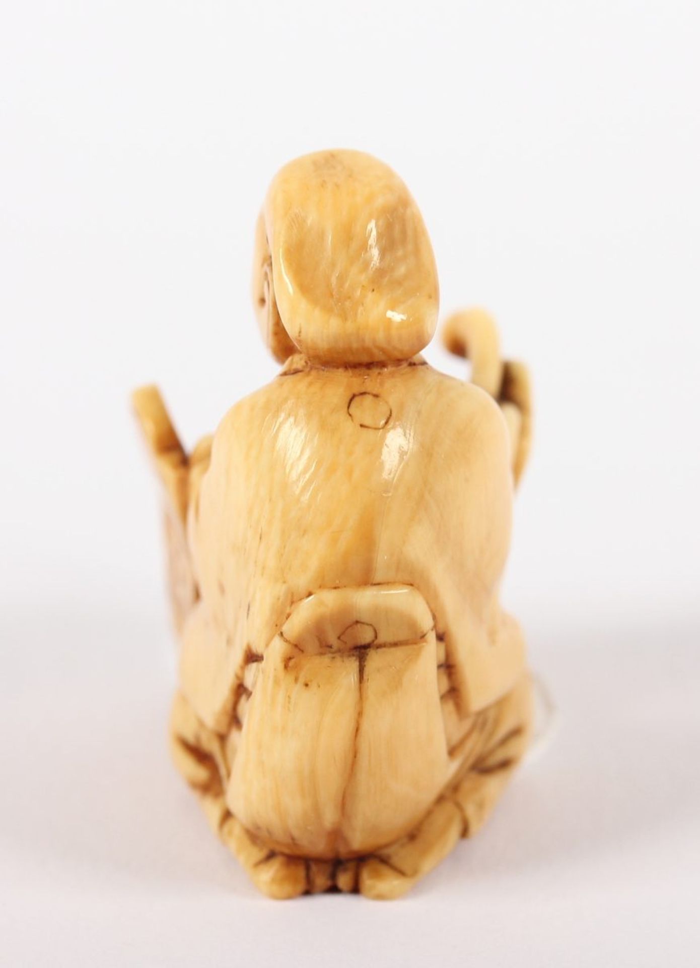 NETSUKE MOKKIN-SPIELER, Elfenbein, kniend hinter dem aus Indonesien stammenden, Xylophon-artigem - Bild 3 aus 4