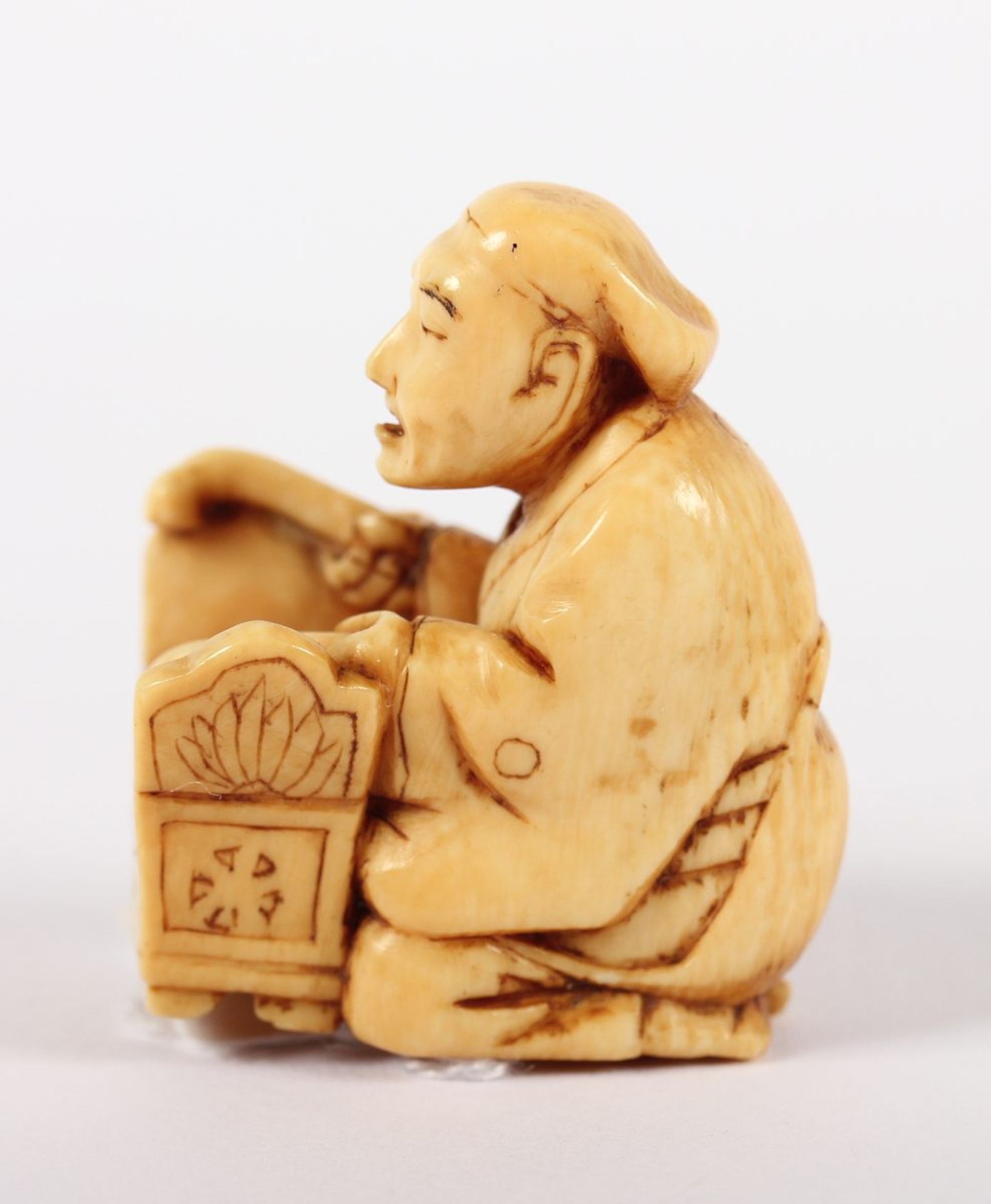 NETSUKE MOKKIN-SPIELER, Elfenbein, kniend hinter dem aus Indonesien stammenden, Xylophon-artigem - Bild 2 aus 4