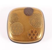 MANJU, zweiteilig mit Blei-Kante, über Kinji-Fond in zweifarbiger Gold-Hiramakie runde
