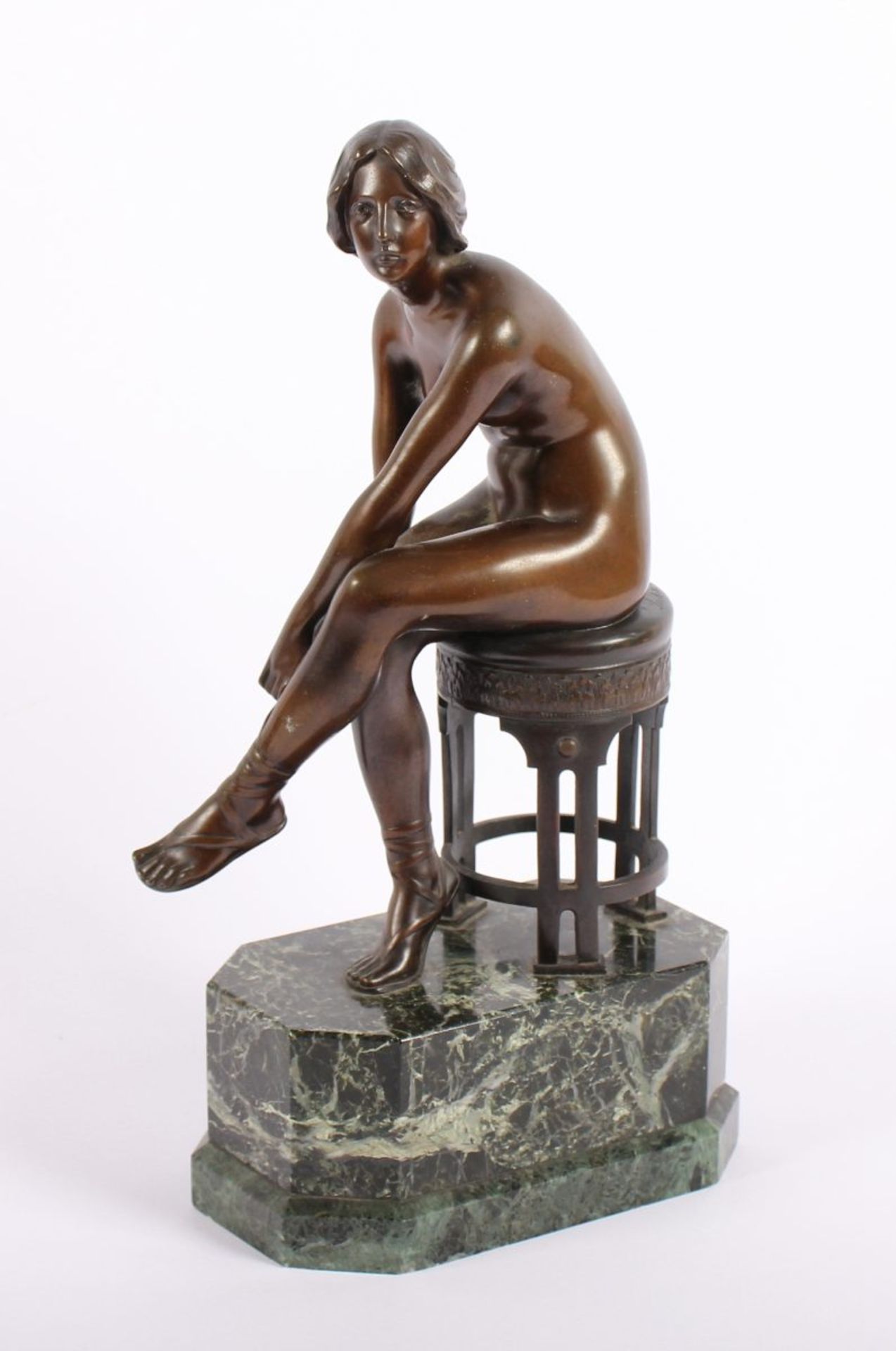 VORDERMAYER, Ludwig (1868-1933), "Sandalenbinderin", Bronze, H 24,5, Marmorsockel, auf dem Kissen