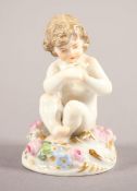 JUGENDSTIL-MINIATURFIGUR "KIND MIT GÄNSEBLÜMCHEN", polychrom bemalt, Goldstaffage, H 6, Bossierernr.