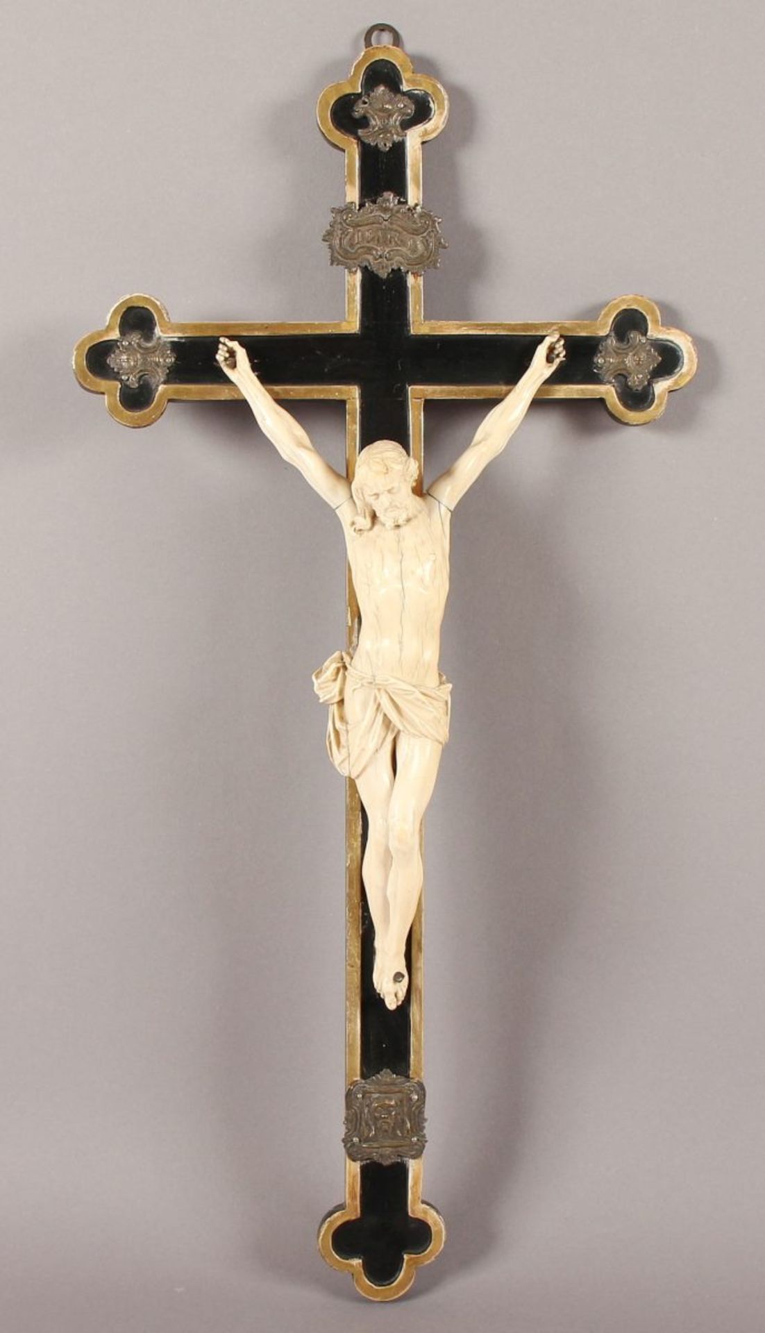KRUZIFIX, Corpus Christi aus sehr fein geschnitztem Elfenbein (dieser 30,5 x 15,5), Holzkreuz mit