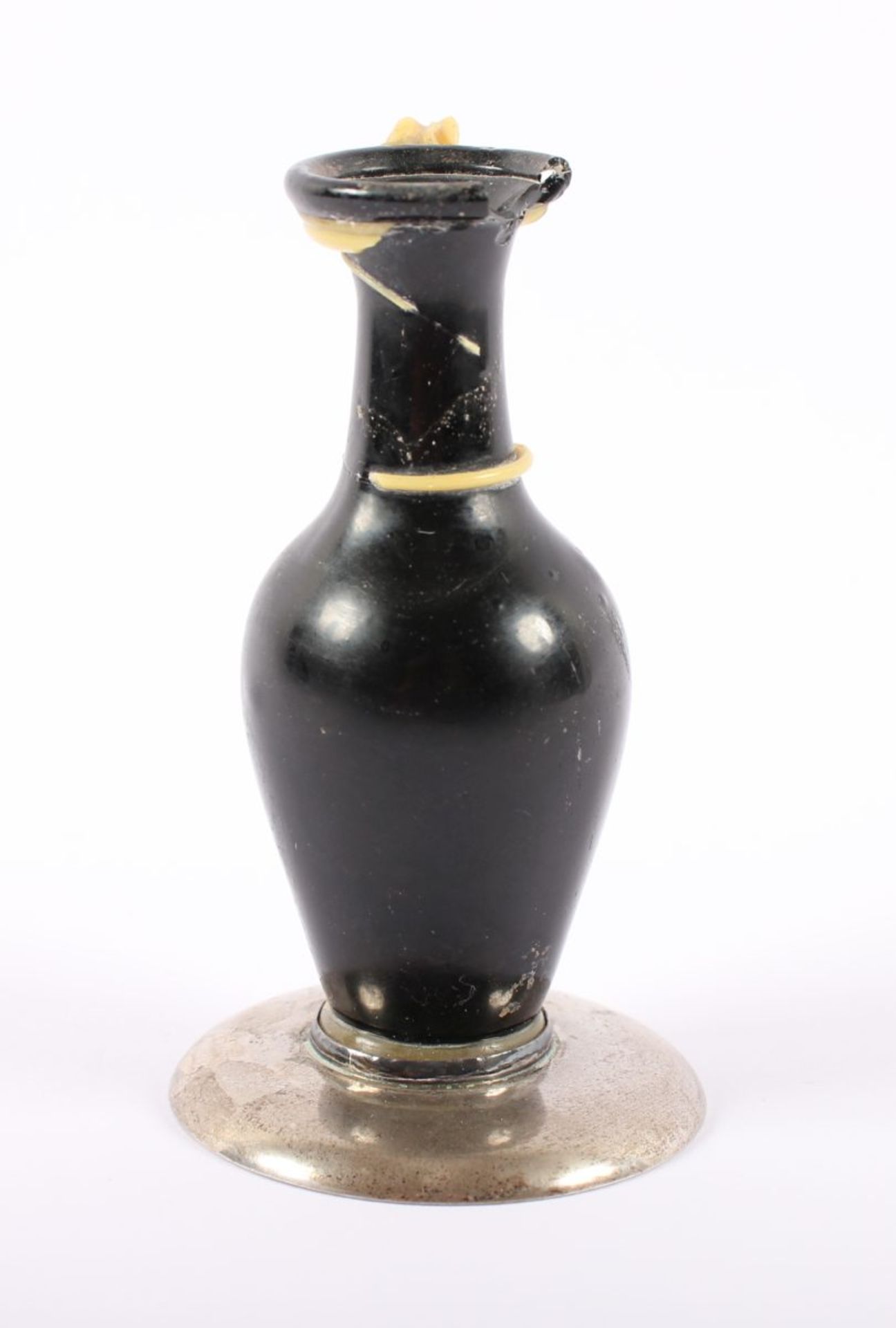 KLEINE KANNE, schwarzes Glas mit gelb-weissem Henkel, besch., H 10, auf Silberfuß mit Widmung und - Bild 2 aus 6