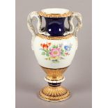 SCHLANGENHENKELVASE, polychrom gemalter Blumendekor, partiell kobaltblauer Fond, Goldstaffage und -