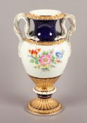 SCHLANGENHENKELVASE, polychrom gemalter Blumendekor, partiell kobaltblauer Fond, Goldstaffage und -