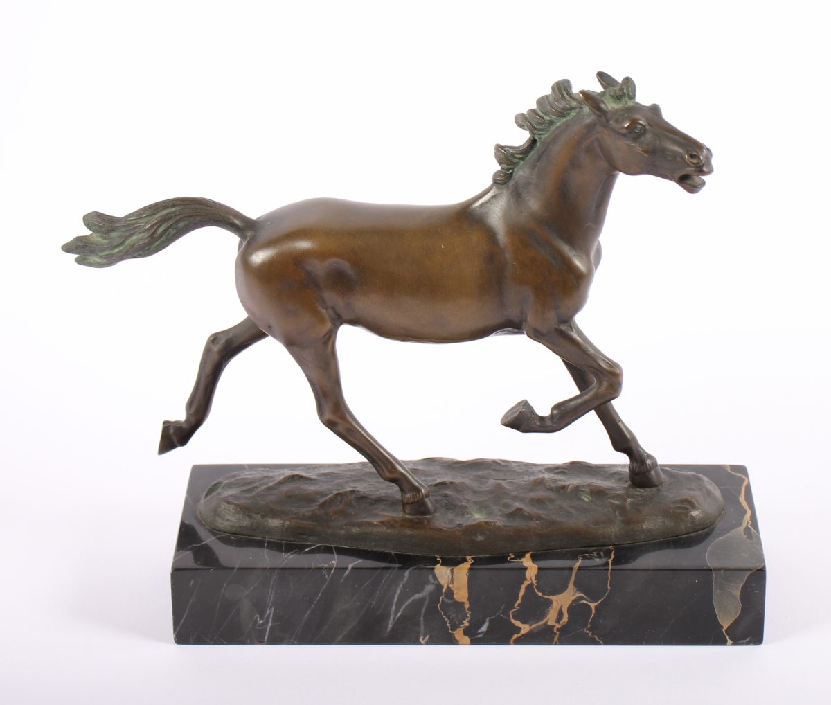 SAALMANN, Erich, "Hengst im Galopp", Bronze, H 18, auf der Standfläche signiert, Marmorsockel