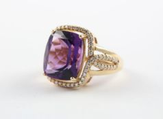 DAMENRING, 585/ooo Roségold, besetzt mit einem Amethyst von ca. 6,80 ct. und Brillanten von zusammen