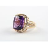 DAMENRING, 585/ooo Roségold, besetzt mit einem Amethyst von ca. 6,80 ct. und Brillanten von zusammen