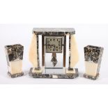 ART DECO-PENDULE, Marmor, Werk mit Schlag auf Glocke, gangbar, H 30,5, mit zwei Beistellern,