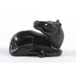 NETSUKE LIEGENDES PFERD, schwarzes Holz, fein akzentuiert, schöne glänzende Patina, mit erhobenem