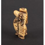 NETSUKE FUKUROKUJU, Elfenbein, fein akzentuiert geschnitzte Arbeit in Dreiecksform, schöne goldgelbe