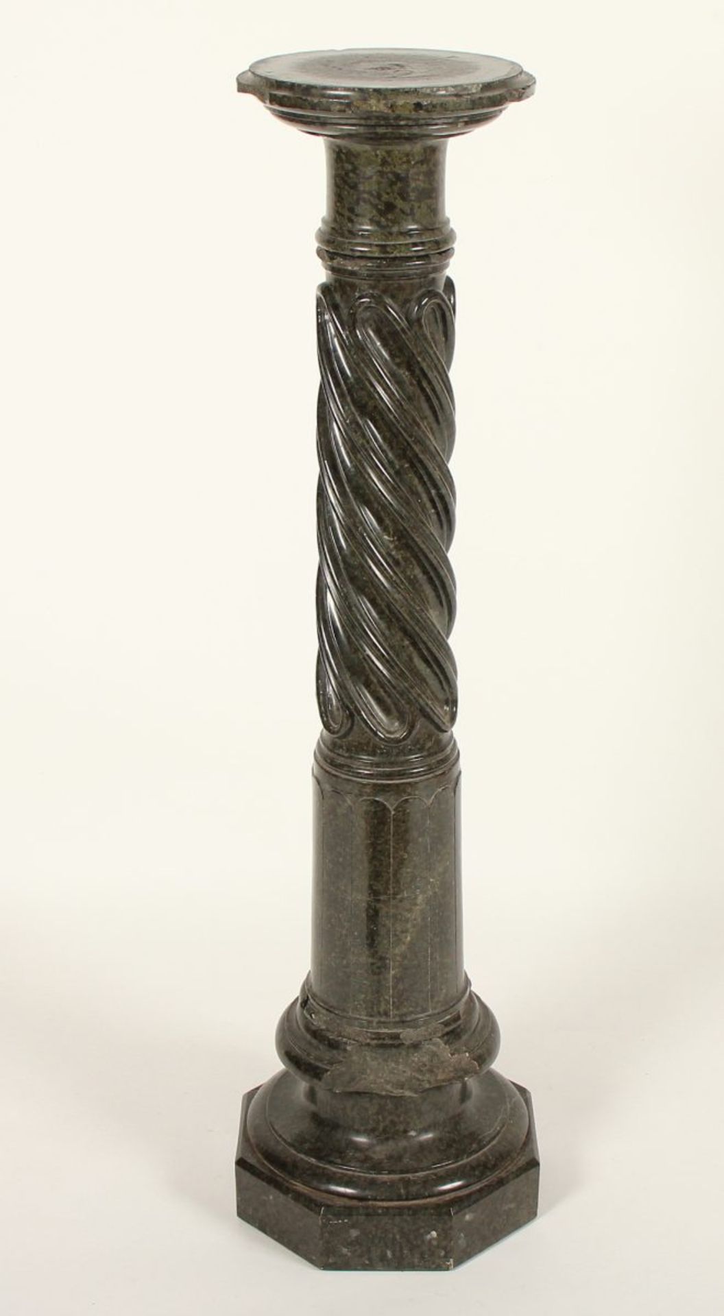 SÄULE, Serpentin, mit drehbarer Plinthe (Höhe 110 cm), leicht besch., ZÖBLITZ, um 1900 - Image 2 of 2