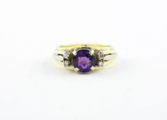 DAMENRING, 585/ooo Gelbgold, besetzt mit Amethyst und 4 Diamanten, RG 51, 5,3g