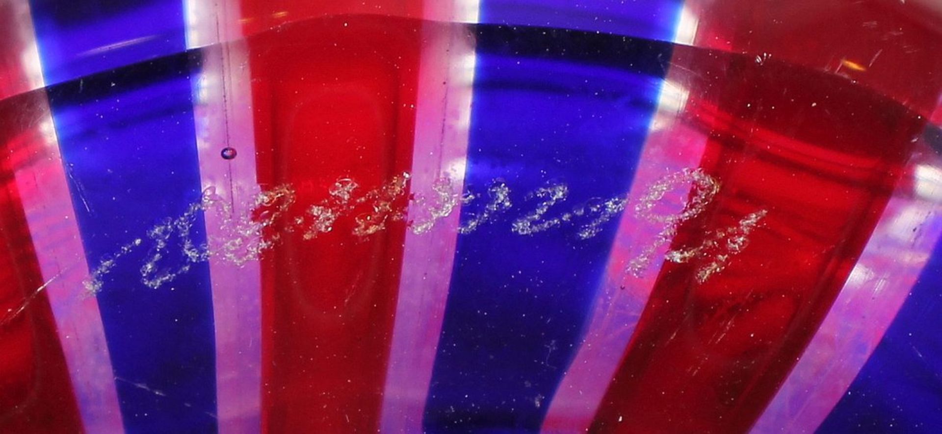 KARAFFE, farbloses Glas, alternierend blaue und rote Streifeneinschmelzungen, H 44,5, verso - Bild 2 aus 2