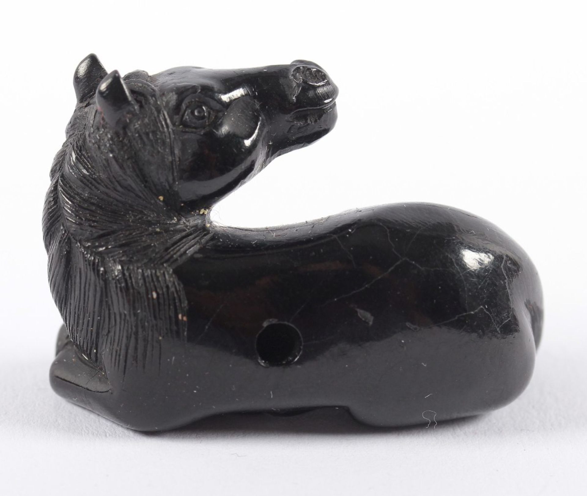 NETSUKE LIEGENDES PFERD, schwarzes Holz, fein akzentuiert, schöne glänzende Patina, mit erhobenem - Bild 3 aus 3