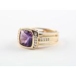 DAMENRING, 585/ooo Gelbgold, besetzt mit einem Amethyst von ca. 3,88 ct. und Brillanten von zusammen