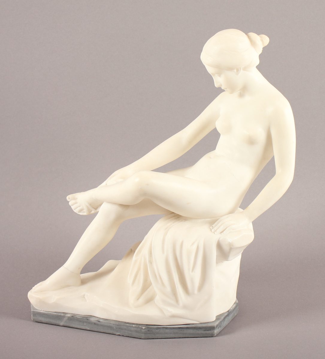 SEGER, Ernst (1868-1939), "Sandalenbinderin", Alabaster, H 31,5, verso signiert, am Steinsockel - Image 2 of 8