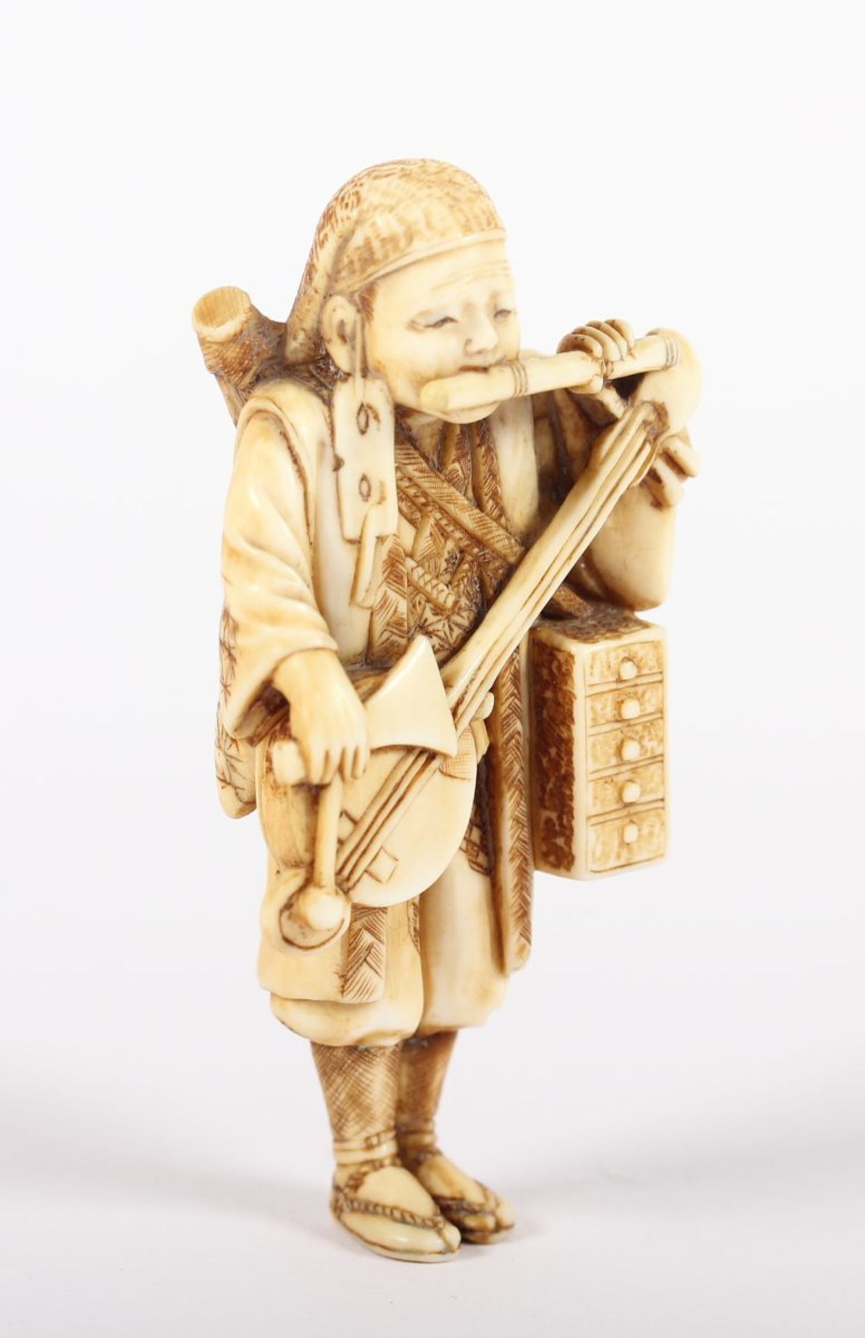 NETSUKE MUSIKER, Elfenbein, in einem kurzen Mantel gekleidet, mit der Linken hält er eine Flöte - Bild 2 aus 5
